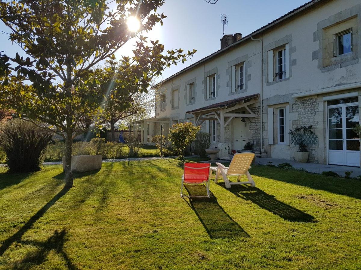 Domaine de Pelouaille - chambre d'hôtes Saint-Jean-d'Angely Exterior foto